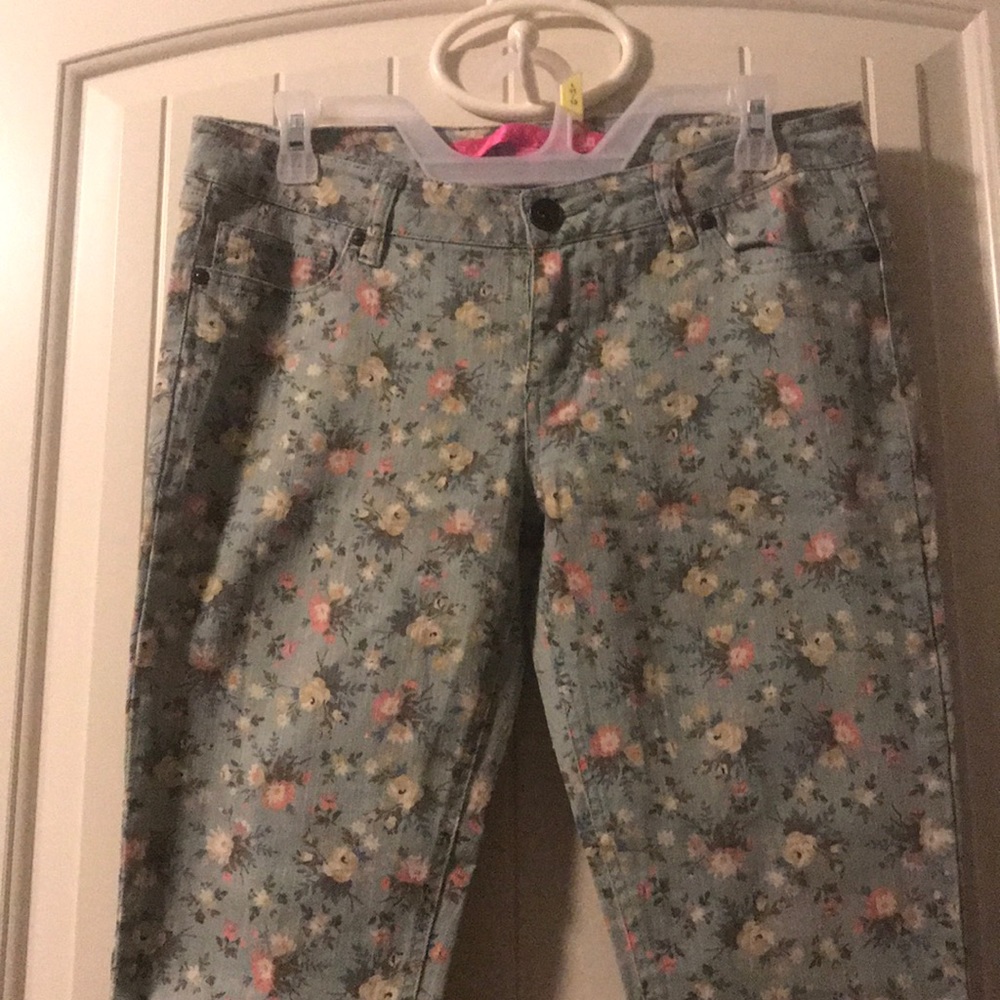 Skinny jeans with vintage style floral print